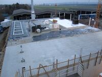 Die Decke ist fertig. Arbeiter sind zu sehen