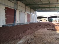 Erdboden wird gleichmäßig in einer Halle verteilt