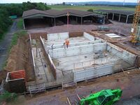 Erste Wände werden verschalt