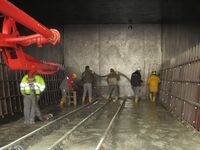 Estrich wird von 6 Personen gegossen